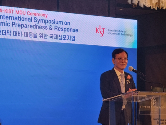 1일 윤석진 한국과학기술연구원(KIST) 원장이 과학적 근거 기반 팬데믹 대비·대응을 위한 국제심포지엄에서 발표하고 있다.